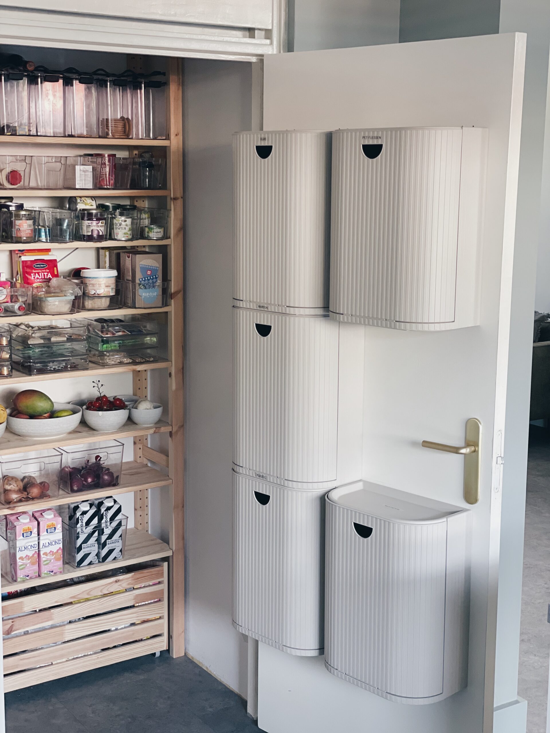 Afvalscheiding aan binnenkant kastdeur met Gardsbutik bakken