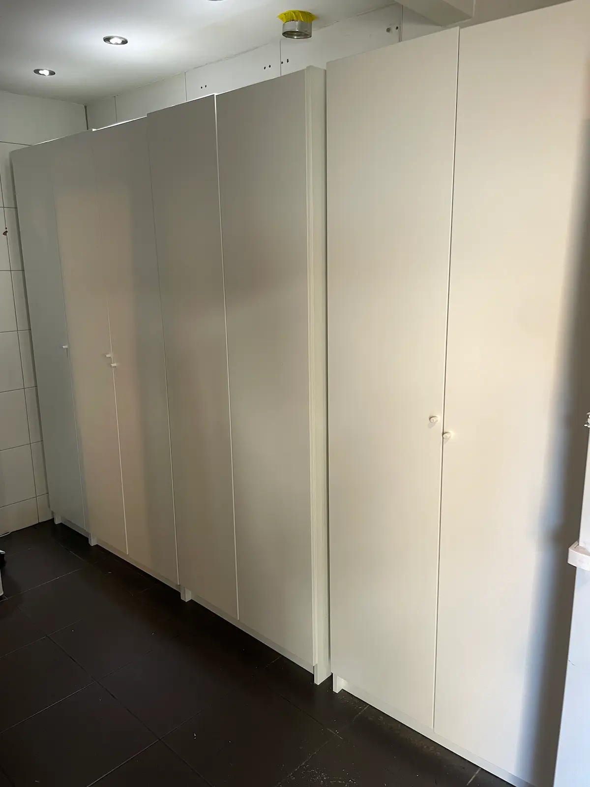 Bijkeuken met gesloten kasten na het organizingtraject in Vlissingen