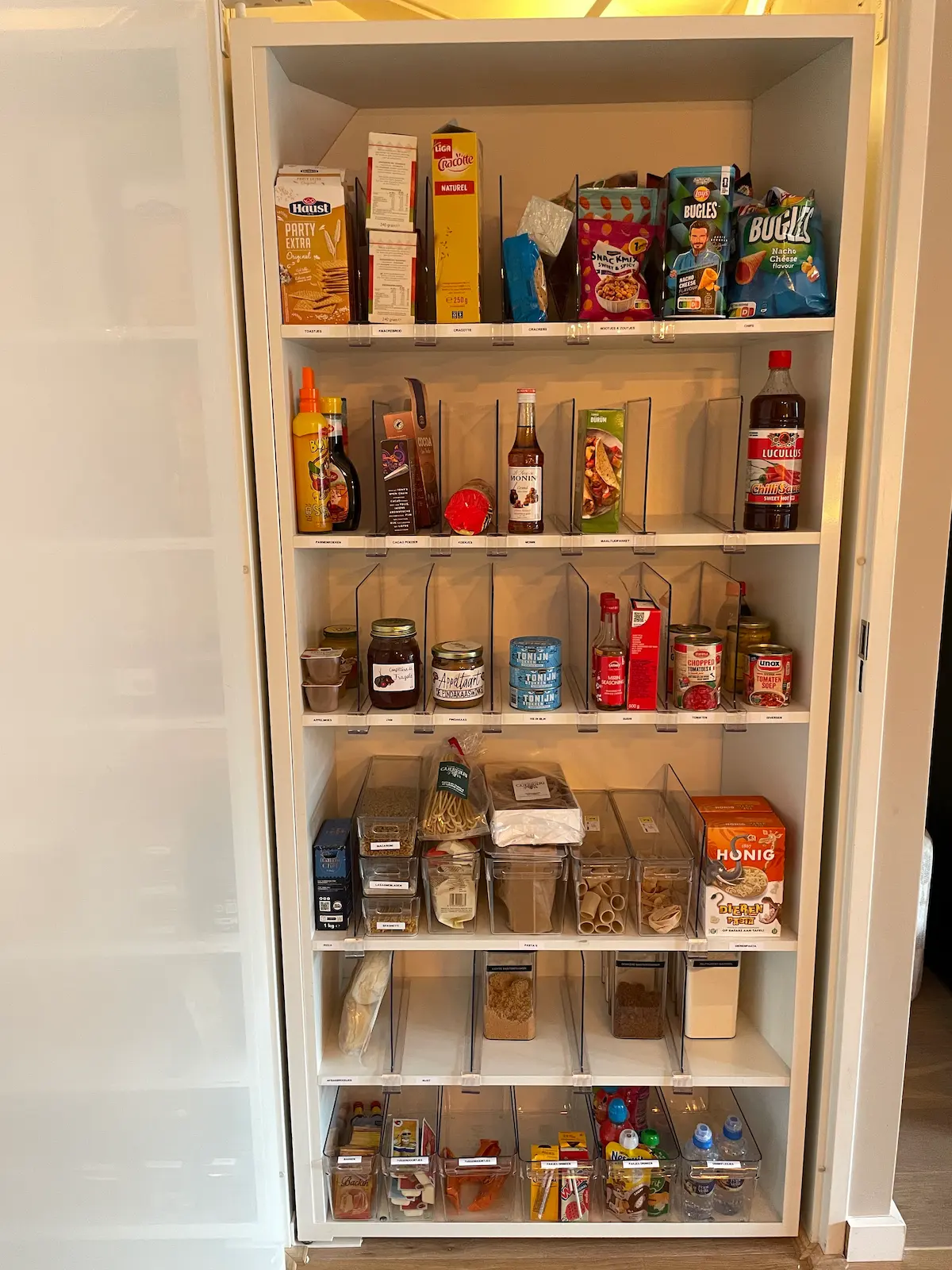 Kast in kast voor eetvoorraad, na het organiseren met vaste categorieën