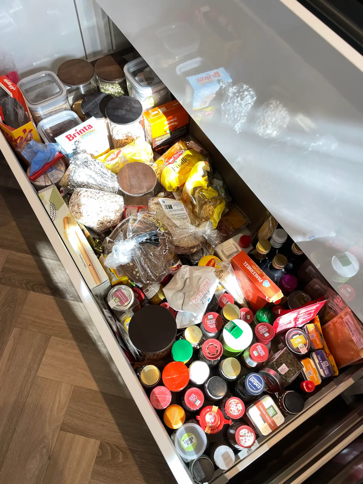 Voorraadlade in de keuken met aangebroken verpakkingen, voor het organizen