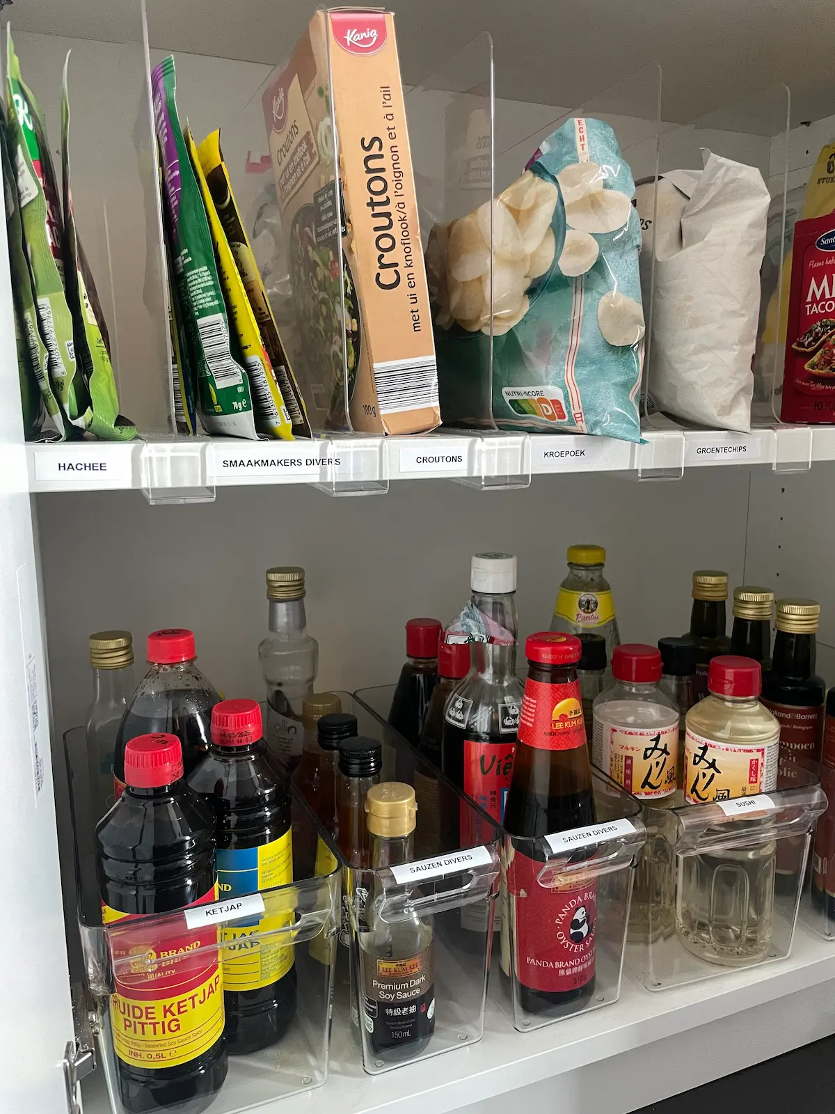 Hoe werkt een professional organizer Plank met bakproducten en kruiden overzichtelijk gesorteerd
