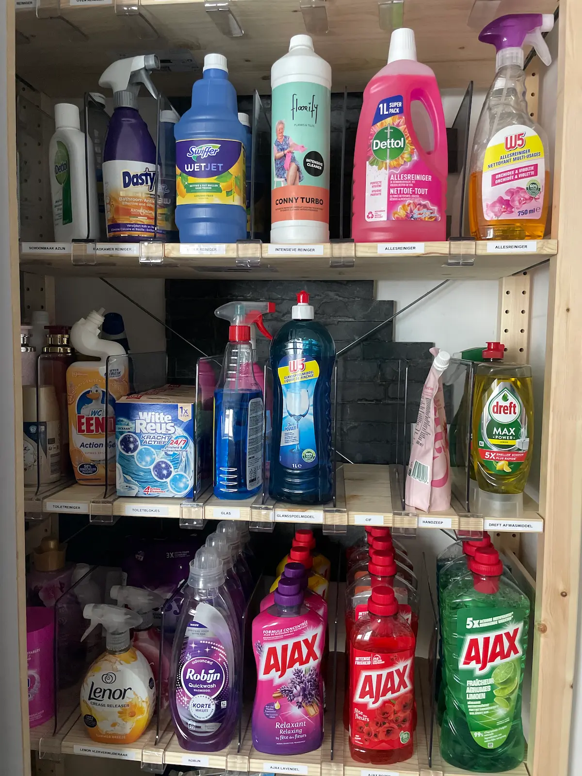 Hoe werkt een professional organizer Plank met schoonmaakdoeken en dweilen op een vaste plek