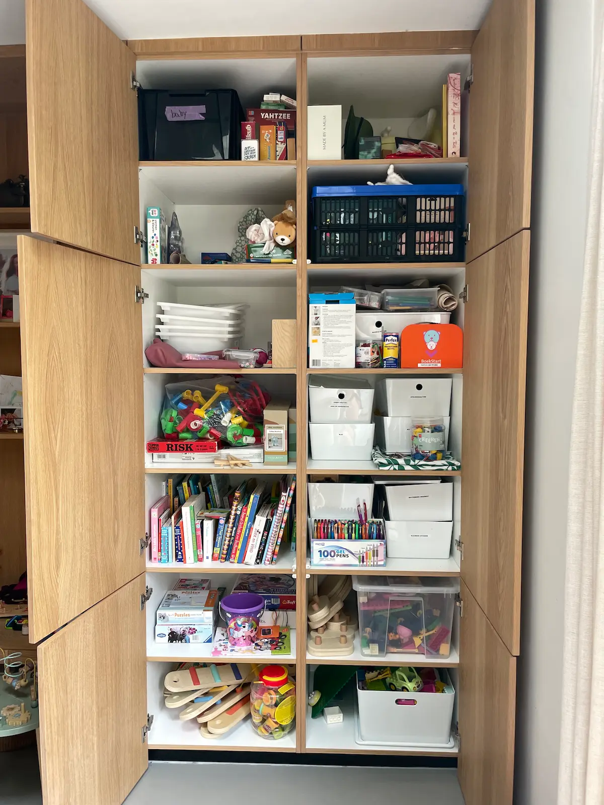 Speelgoedkast met speelgoed door elkaar, voor de organizing sessie