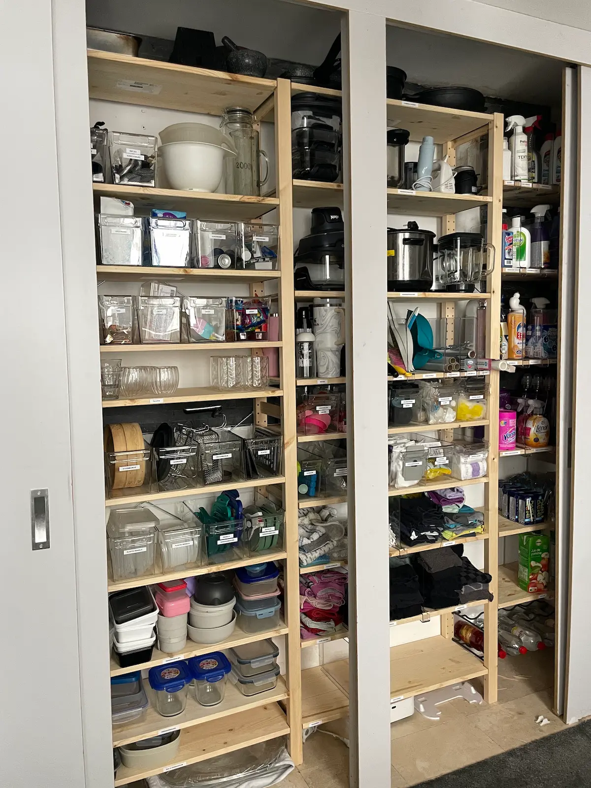 Hoe werkt een professional organizer Kastenwand in de voorraadruimte na het organizingtraject in Vlissingen