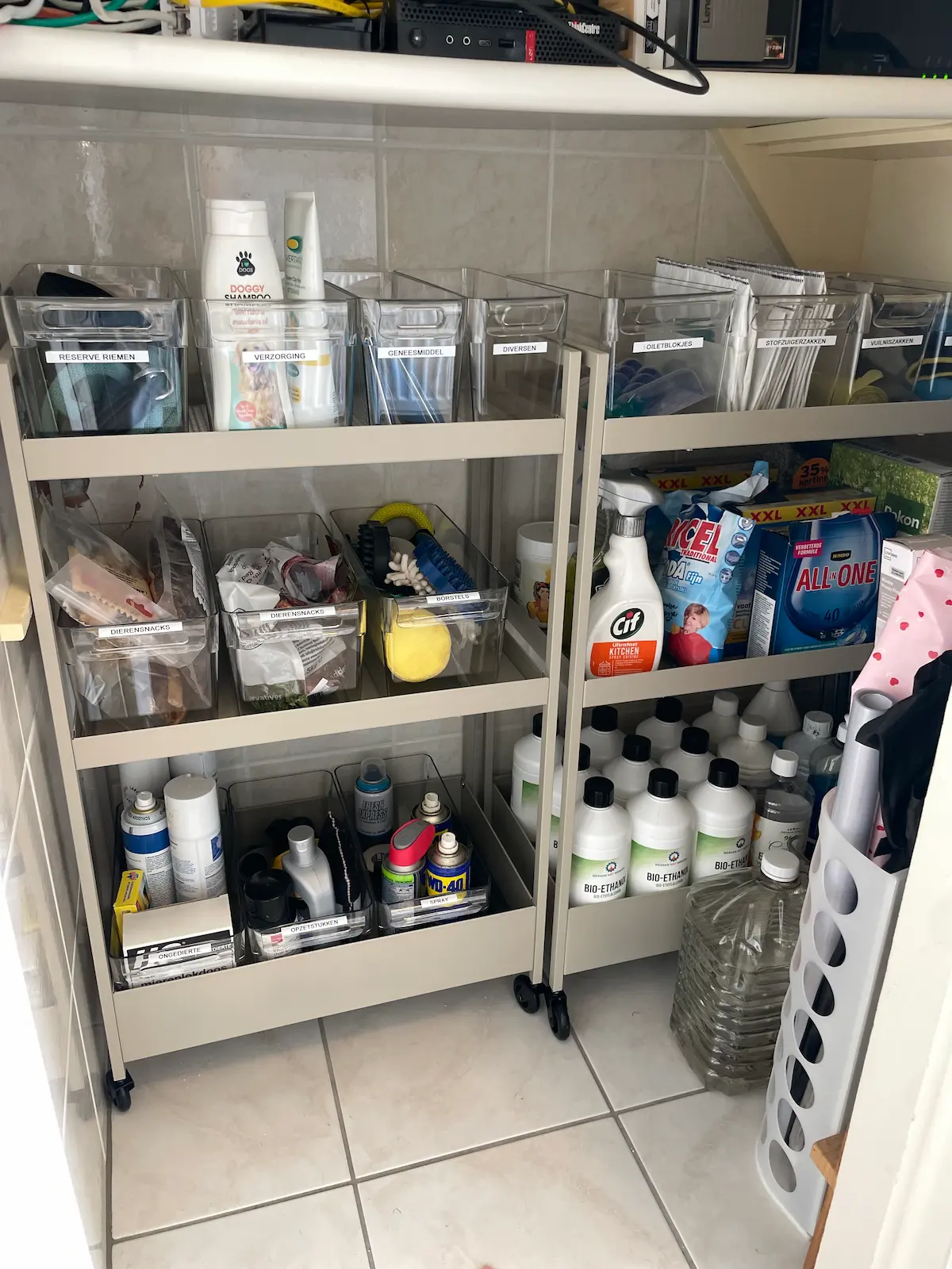 Kleine trapkast van 2 m² met IKEA-trolleys en een duidelijk systeem per categorie