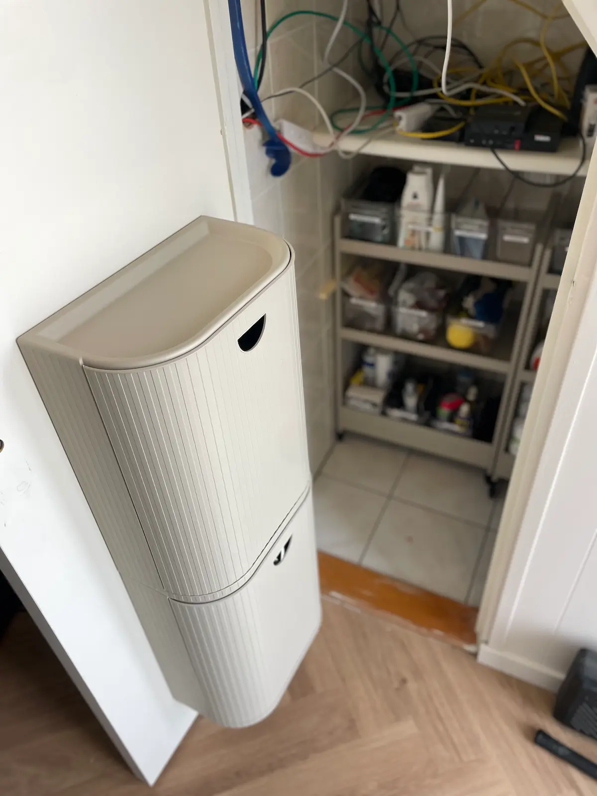 GÅRDSBUTIK-bakken van IKEA aan de binnenkant van de trapkastdeur, voor plastic tasjes en boodschappentassen