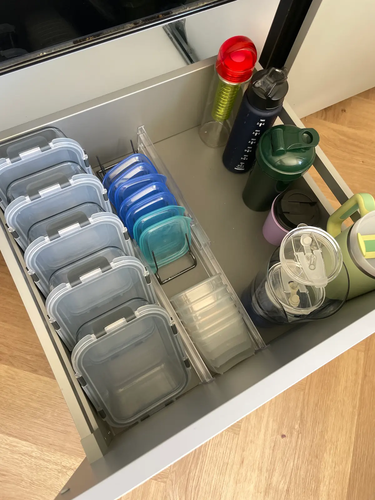 Bidons na het organiseren door Organizing by Charda