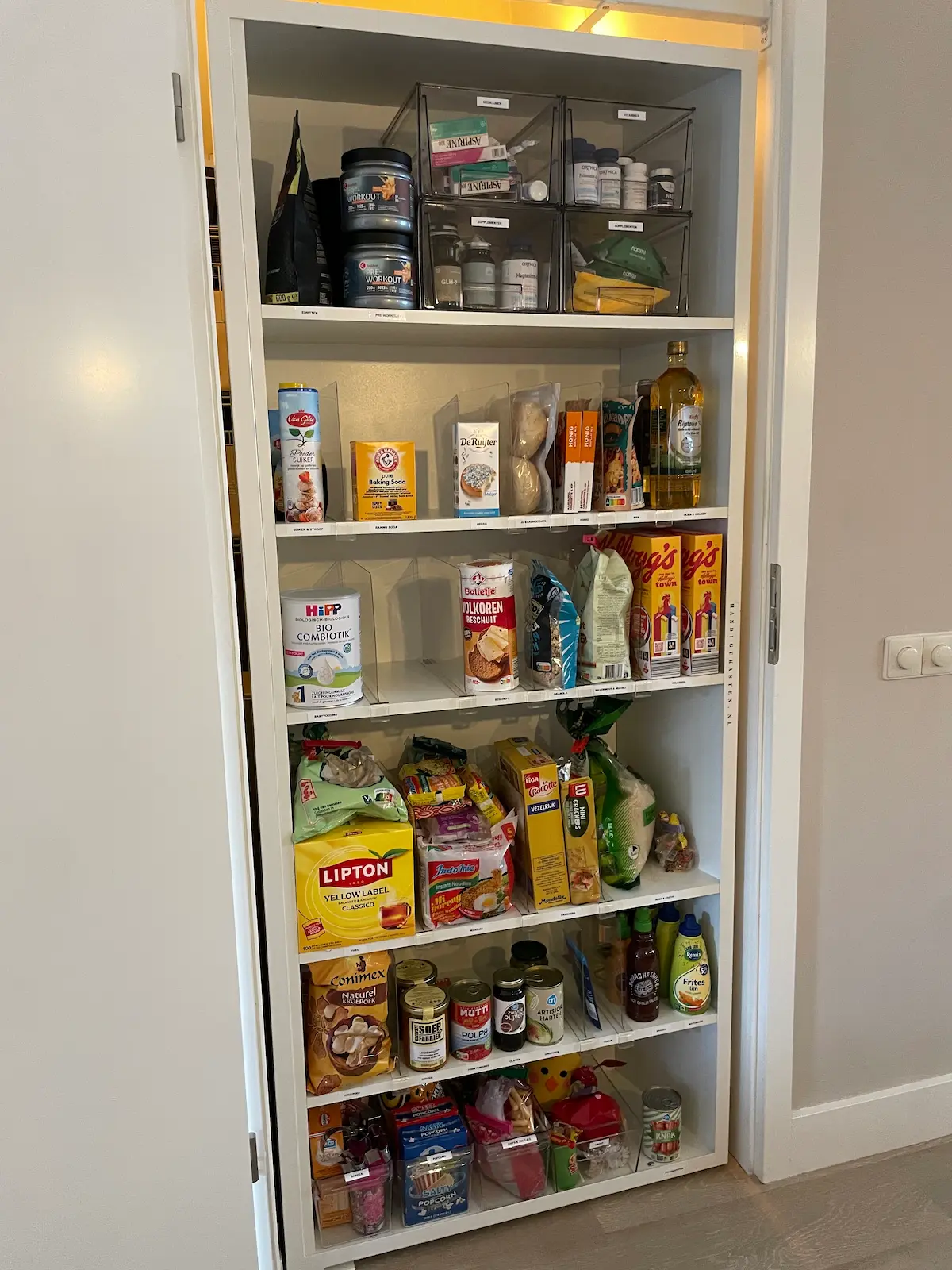 Tweede kast in kast voor eetvoorraad, na het organiseren met vaste categorieën