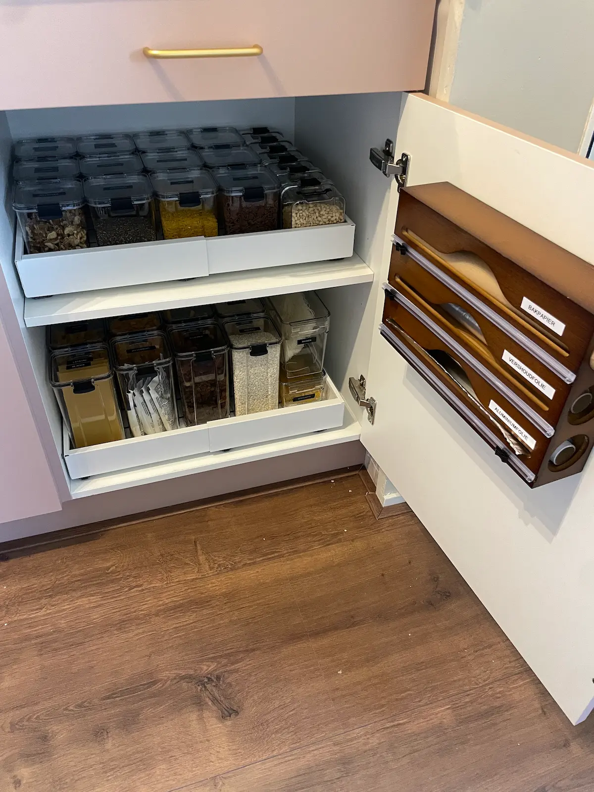 Foliehouder aan de binnenkant van een kastdeurtje
