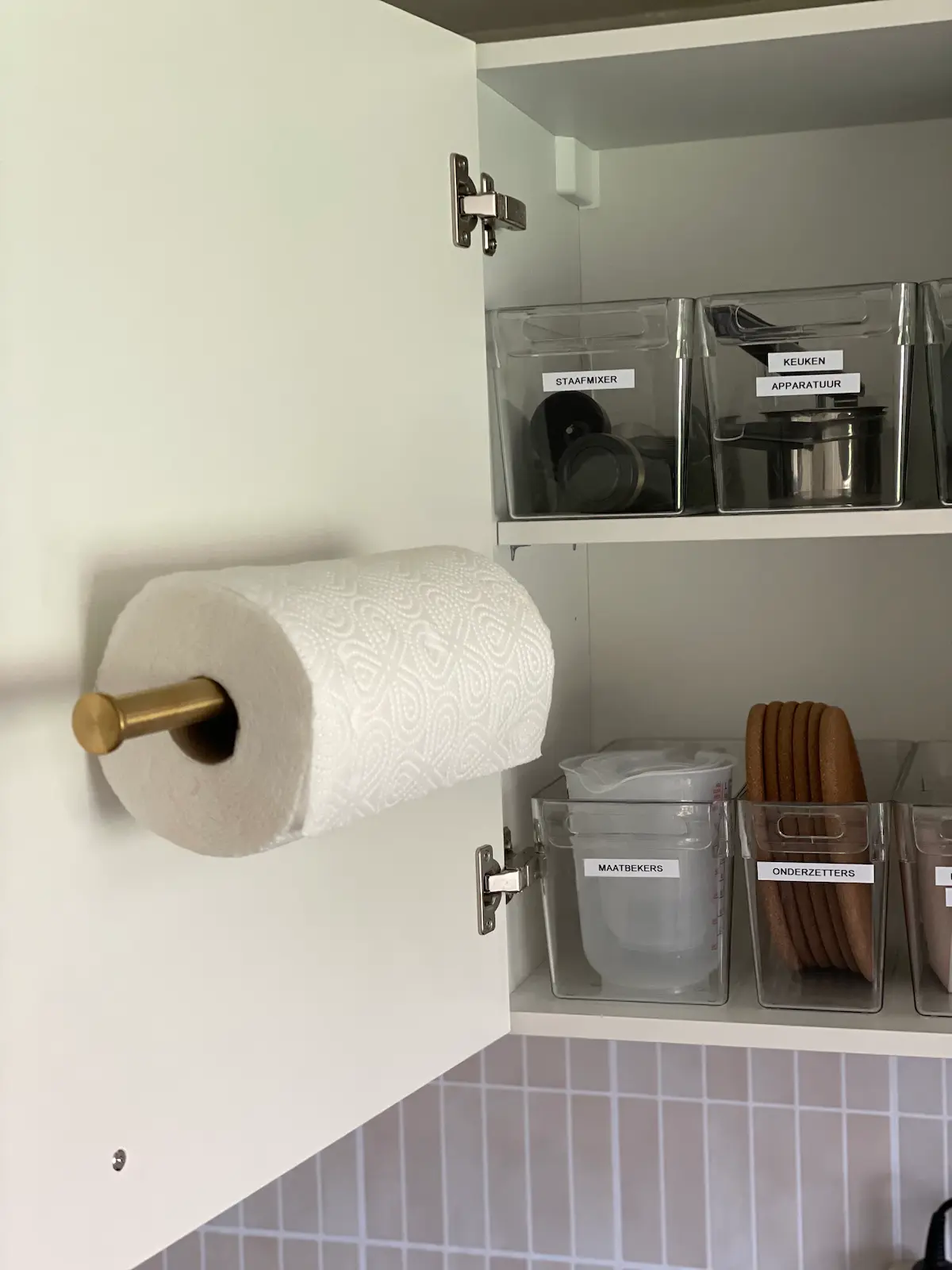 Keukenrolhouder aan de binnenkant van een kastdeurtje