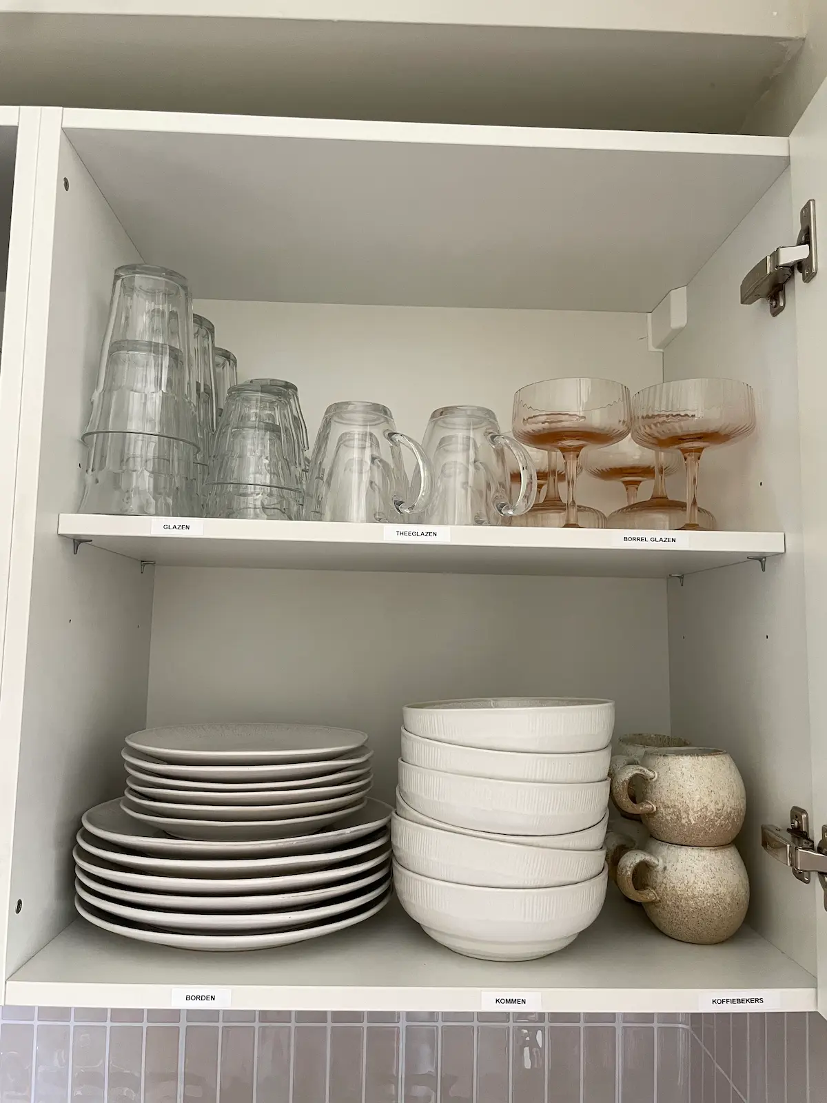 Bovenkastje met dagelijks servies