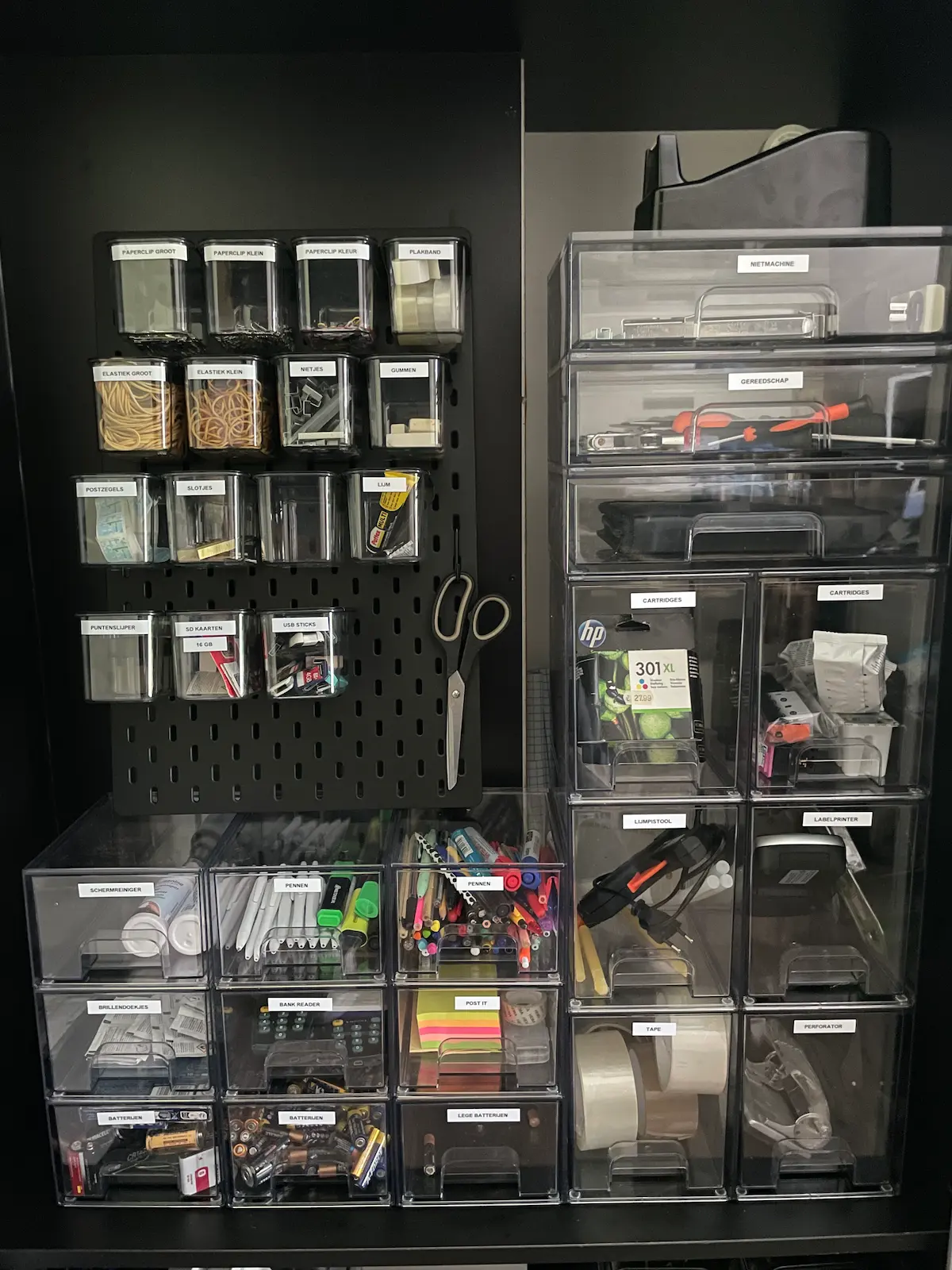 Opbergbox met lades als Thuisstation op een kantoor of werkplek