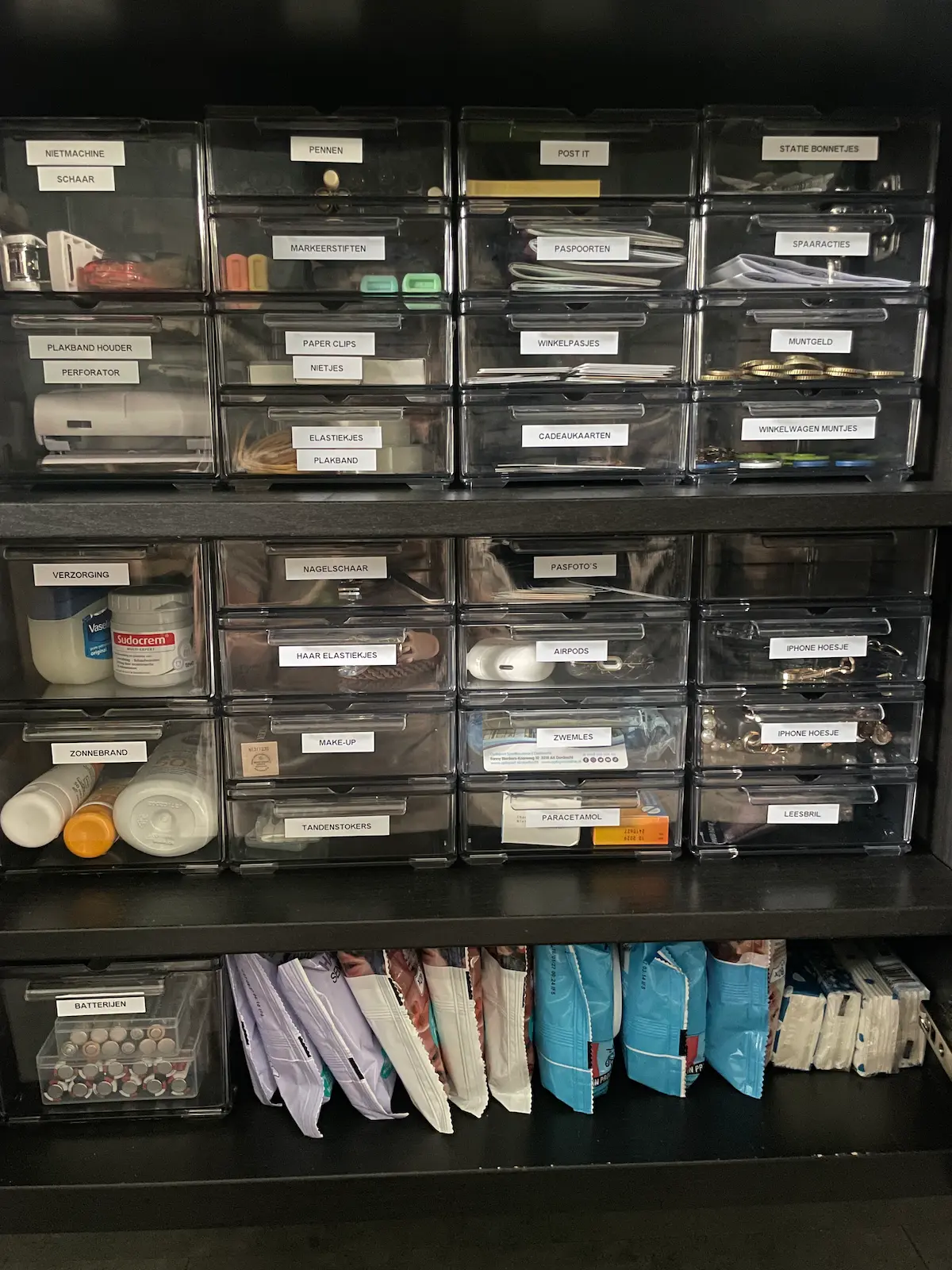 Opbergbox met lades in een kast als Thuisstation voor losse spullen