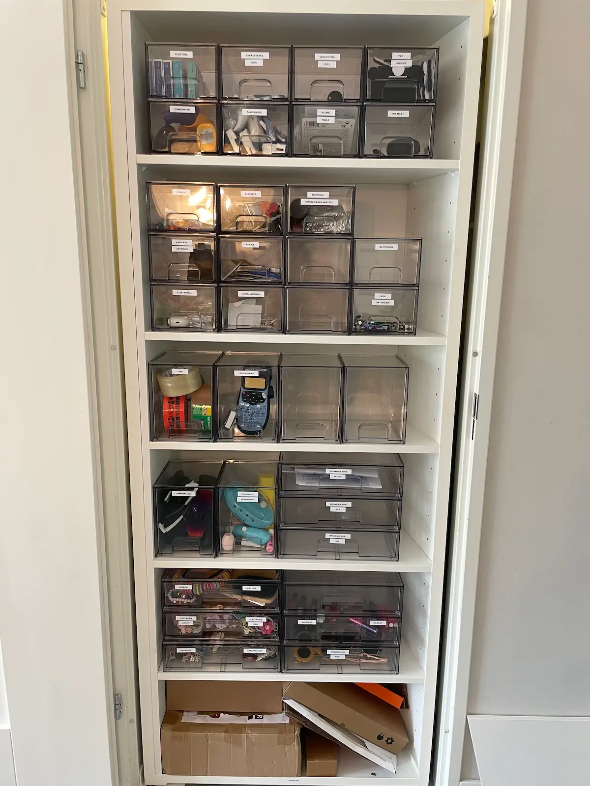 Het Thuisstation: kast in kast met transparante lades, ingedeeld per categorie